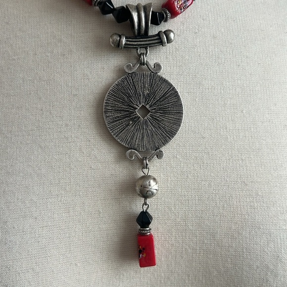 Elegant Red and Black Pendant Necklace - Picture 6 of 8